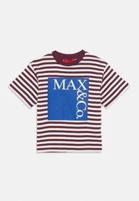 Stripet T-skjorte i bordeaux og hvitt med en blå firkant med hvit "MAX & Co." tekst. Korte ermer og rund hals. Laget av bomull.