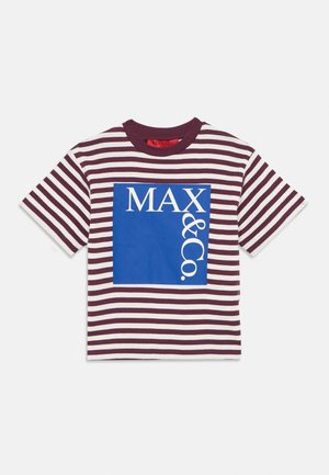 Stripet T-skjorte i bordeaux og hvitt med en blå firkant med hvit "MAX & Co." tekst. Korte ermer og rund hals. Laget av bomull.