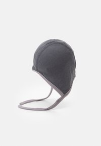 Casquette en coton grise avec une forme arrondie, dotée d'une bande contrastante et de deux liens à la base pour un ajustement sécurisé. Design minimaliste.