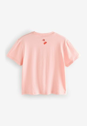 Lyserød bomulds t-shirt med korte ærmer og rund halsudskæring. Bemærkelsesværdig detalje: lille kirsebærsbroderi på den øverste ryg.
