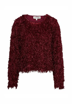Bordeaux gekleurde gebreide trui met een fuzzy, schokkerig ontwerp, ronde halslijn en lange mouwen. De zoom eindigt boven de taille.