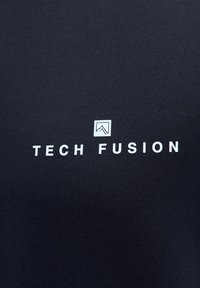 Mustvalge kangas, millel on valge kiri "TECH FUSION", ning kohal on logo, mis sisaldab lihtsat mägedesigni. Kiri on keskendatud.