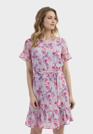 Blumenmuster Kleid aus leichtem blauen Stoff mit rosa und gelben Mustern. Mit kurzen Rüschenärmeln, einer gebundenen Taille und einem Rüschensaum.
