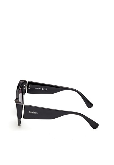 Lunettes de soleil rectangulaires noires MaxMara avec des branches épaisses et des détails de charnière argentés, vues de côté sur fond blanc.