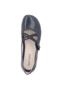 Bailarina de cuero navy con punta redonda, tiras cruzadas y plantilla acolchada. Presenta un acabado suave y un sutil detalle de costura.
