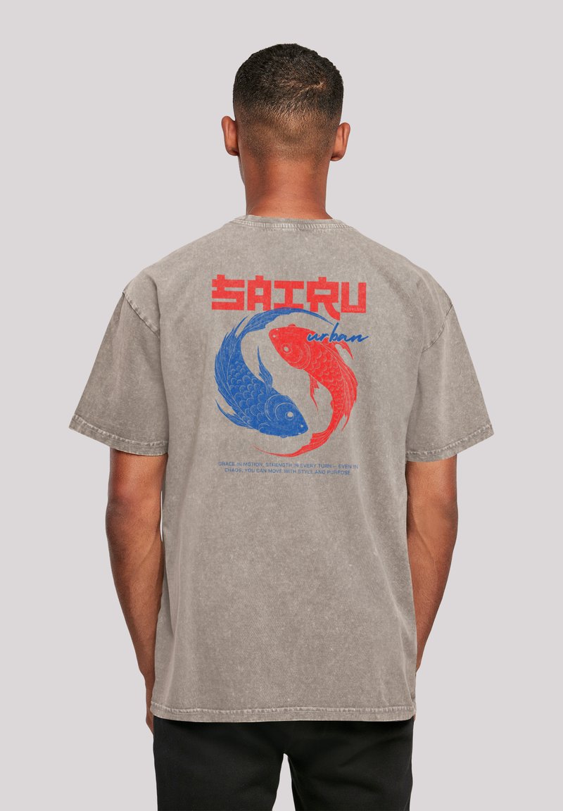Graues Baumwoll-T-Shirt mit einem großen Grafikdesign von blauen und roten Koi-Fischen in einem kreisförmigen Muster. Text in kräftigem Rot und Blau. Kurzarm.