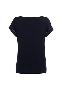 Marineblauwe T-shirt met korte mouwen en een ronde hals, van zacht materiaal en met een relaxte pasvorm; heeft een subtiele stiknaaddetail op de schouder.