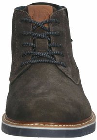 Bottes en daim gris foncé avec bout rond, lacets bleu marine et accents en cuir beige. Elles présentent une tige texturée et une semelle en caoutchouc blanche cousue.