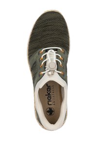 Baskets en mailles vertes avec semelle blanche, lacets élastiques, accents orange et un verrou à lacets rond. L'intérieur affiche le logo "rieker ANTISTRESS".