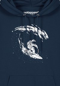 Marineblauwe hoodie met een afbeelding van een astronaut die op een golf surft, met witte inktdetails, koordjes en een kangoeroezak.