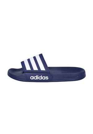 Chancla deslizante Adidas azul marino con tres rayas blancas y logo "adidas" en la correa, con suela Cloudfoam.