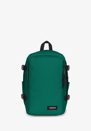 Zaino Eastpak verde con finitura testurizzata, tasca frontale con zip, cinghie laterali, spallacci regolabili e manico superiore per un facile trasporto.
