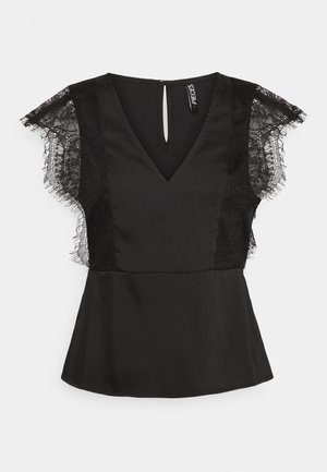 Top noir avec un décolleté en V, des manches courtes à dentelle et une fermeture en trou de serrure dans le dos. Tissu lisse avec des accents en dentelle sur les côtés.