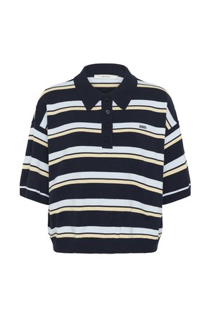 Μπλε ναυτικό πόλο μπλουζάκι με οριζόντιες ρίγες σε ανοιχτό μπλε και μπεζ. Πλεκτό ύφασμα, κοντά μανίκια και πάτο με τρία κουμπιά και λογότυπο.