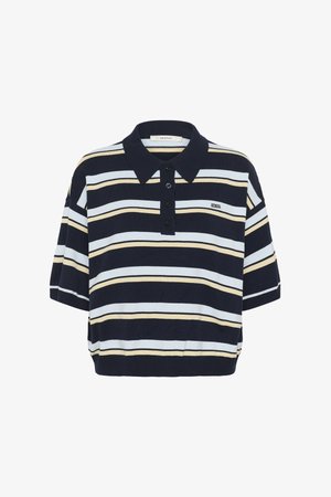Μπλε ναυτικό πόλο μπλουζάκι με οριζόντιες ρίγες σε ανοιχτό μπλε και μπεζ. Πλεκτό ύφασμα, κοντά μανίκια και πάτο με τρία κουμπιά και λογότυπο.