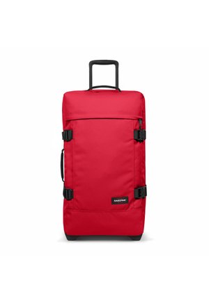 Sac de voyage à roulettes rouges avec un design en tissu uni, deux boucles à l'avant, une poignée supérieure, une poignée rétractable et des accents noirs.