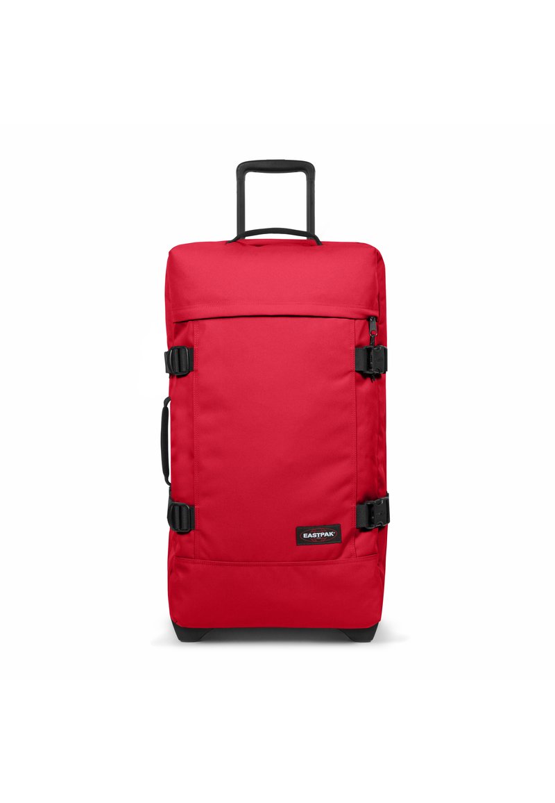 Bolsa de viaje con ruedas rojas, diseño de tela sólida, dos hebillas frontales, asa superior, asa retráctil y acentos negros.