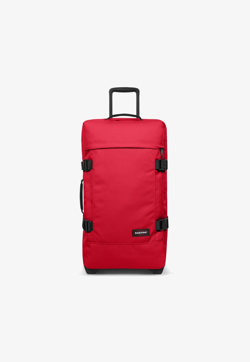 Bolsa de viaje con ruedas rojas, diseño de tela sólida, dos hebillas frontales, asa superior, asa retráctil y acentos negros.