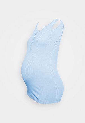 Top premamá azul claro de canalé sin mangas con botones en el escote, mostrado desde un ángulo lateral sobre un fondo blanco.