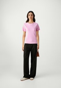 HUGO DELORIS - T-shirts - medium pink