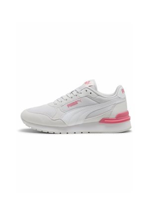 Baskets Puma blanches et gris clair avec logo et accents roses, dessus en mesh et daim, et semelle texturée pour une meilleure adhérence.