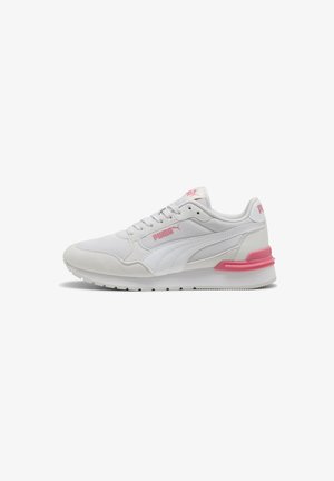 Sneaker Puma bianca e grigio chiaro con logo e dettagli rosa, tomaia in mesh e suede e suola strutturata per una migliore aderenza.