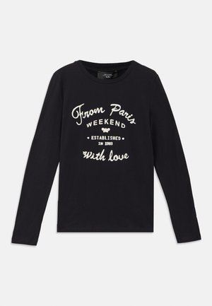 Maglietta nera a maniche lunghe in cotone, con testo bianco: "Da Parigi Weekend Fondato nel 1983 Con amore." Semplice scollatura a girocollo.