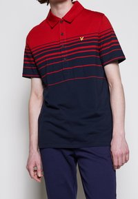 Polo shirt a righe rosse e blu con colletto, cinque bottoni e logo giallo sul petto. Realizzato in cotone con una texture liscia.