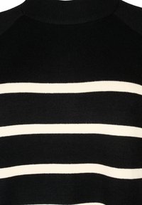 Schwarzer Strickpullover mit horizontalen weißen Streifen, hohem Kragen und strukturiertem Stoff. Glatte, weiche Oberfläche mit gerippten Akzenten.
