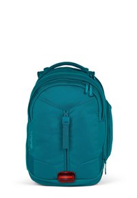 Mochila verde azulado fabricada con un tejido de textura suave. Cuenta con dobles cremalleras, correas ajustables y un reflector rojo en la parte inferior.