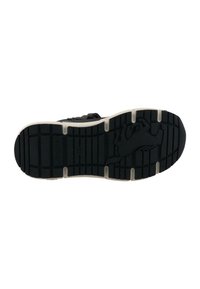 Must täispunane kummist kinga talla tekstureeritud mustriga. Esitleb valget kesktalla ja kummisse graveeritud logo. Vastupidav disain haarde jaoks.