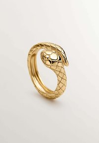Anillo de serpiente en color dorado que presenta escamas texturizadas, un diseño en espiral y acentos detallados en la cabeza de la serpiente. Superficie suave y acabado brillante.