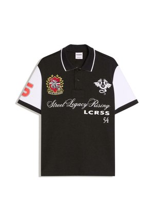 Musta-valkoinen poolopaita, jossa kaulus, vasemmassa hihaisessa punainen numero "5", vaakuna- ja lohikäärmekuvioita sekä edessä teksti "Street Legacy Rising LCRSS 54".