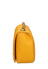 Borsa a mano gialla in pelle con forma rettangolare, parte superiore accentuata da catena e texture liscia. La vista laterale evidenzia il design strutturato.