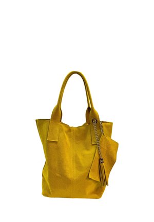 Gelbe Wildledertasche mit zwei Griffen und einer dekorativen Quaste, die an einer silbernen Kette auf weißem Hintergrund befestigt ist.