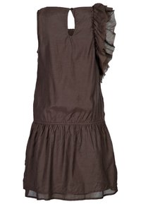 Hnědé bezramínkové šaty s nařaseným pasem, volánkovým detailem na rameni a klíčovou dírou na zádech. Vyrobené z lehké tkaniny.