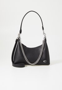 Schwarze Lederhandtasche mit geschwungener Form, ausgestattet mit einem silbernen Kettenriemen und Logodetail. Glatte Oberfläche mit kontrastierenden Nähten.