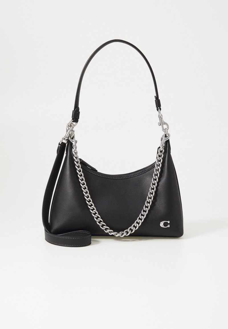 Schwarze Lederhandtasche mit geschwungener Form, ausgestattet mit einem silbernen Kettenriemen und Logodetail. Glatte Oberfläche mit kontrastierenden Nähten.