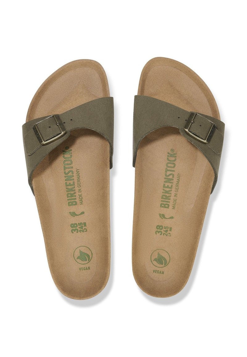 Bruine vegan sandalen met twee brede olijfgroene banden, verstelbare metalen gesp, gestructureerde voetbed en een gegraveerd merklogo op de zool.
