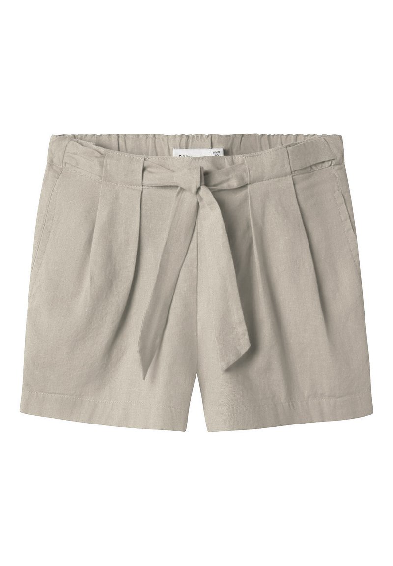 Pantaloni corti in lino grigio chiaro con frontale plissettato, dettagli della cintura coordinati e vita elastica. Texture liscia con bordi puliti.
