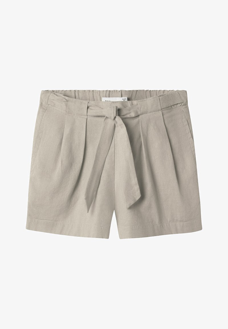 Pantaloni corti in lino grigio chiaro con frontale plissettato, dettagli della cintura coordinati e vita elastica. Texture liscia con bordi puliti.