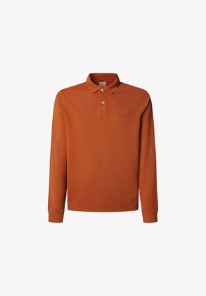 Dlhý rukáv polo tričko v spálenej oranžovej farbe, s klasickým golierom, patkou na tri gombíky a vyšitým logom na hrudi. Mäkká textúra.