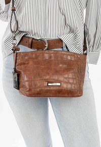 SURI FREY HADLEY - Cross body bag - cognac
