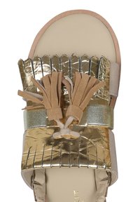 Złote i beżowe sandały z teksturowaną metaliczną cholewką, frędzlami i chwostami, gładką beżową wkładką oraz płaskim fasonem.