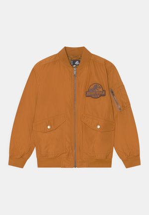 Casaco bomber laranja feito de tecido suave. Apresenta um fecho na frente, dois bolsos no peito e um logótipo bordado no lado esquerdo.