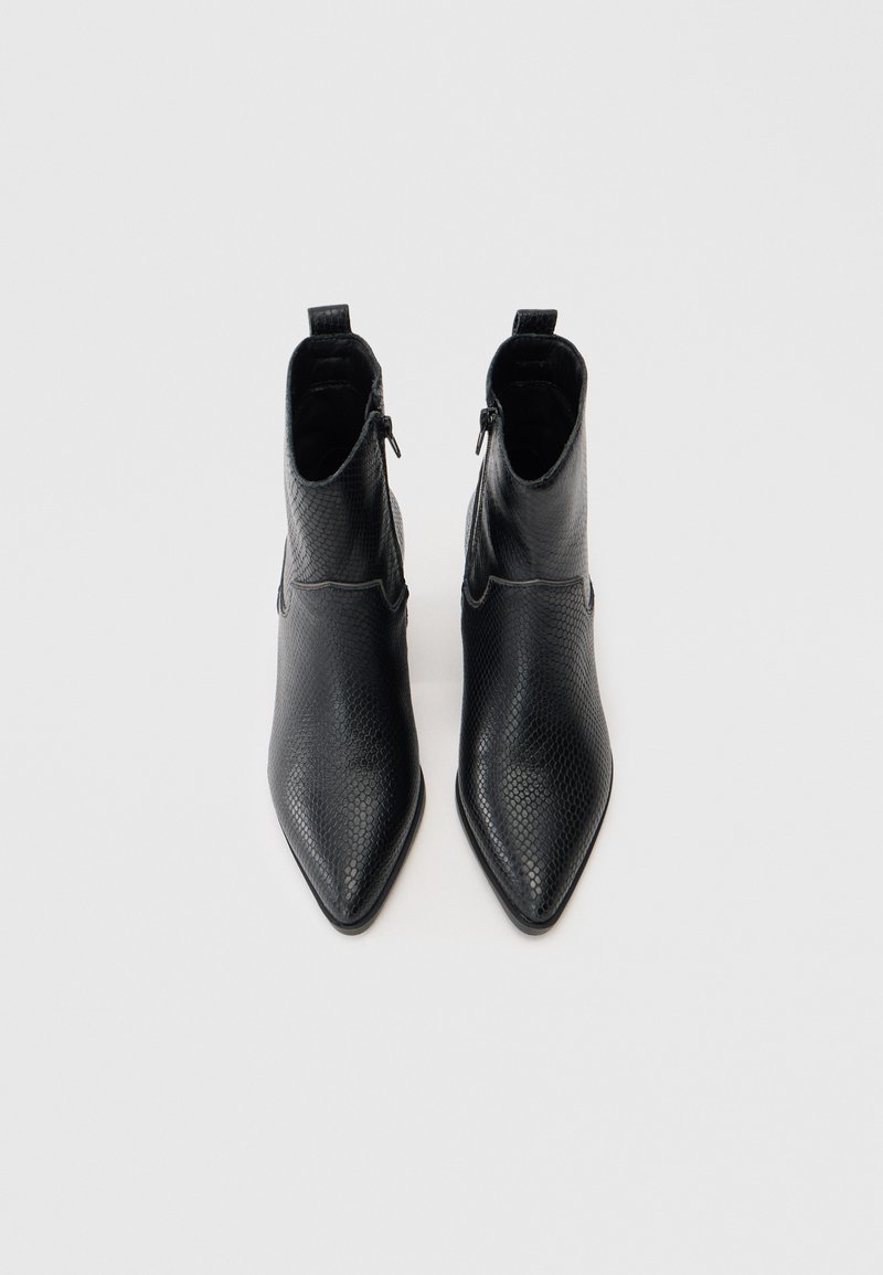 Czarne botki do kostek z textured skórzanej, z wąskim noskiem, zamkiem błyskawicznym z boku i gładkim wykończeniem.