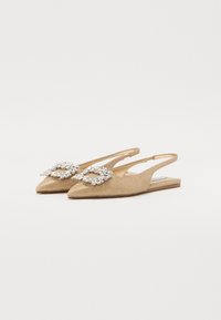 Kultaiset kimaltelevat slingback-kengät, joissa on terävä kärki ja koristellut hopeiset jalokivisomisteet edessä. Teksturoitu päällinen ja tasapohja.