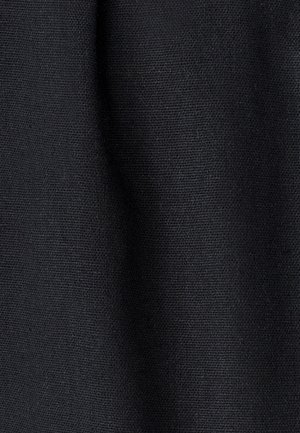 Juodas tekstilas su tekstūruotu paviršiumi, turintis smulkias audimo raštus ir šiek tiek minkštą išvaizdą. Matomi jokie aiškūs raštai ar akcentai.