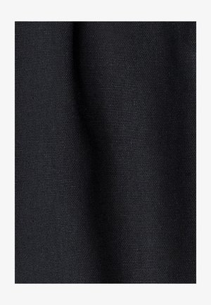 Must mustriga kangas tekstureeritud pinnaga, millel on peened kudumismustrid ja kerge pehmus. Ükski eriline muster või aksent ei ole nähtav.