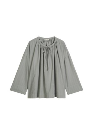 Hellgraue Langarmbluse mit rundem Ausschnitt und vorderem Bindeband-Detail, lockerer Schnitt und feines vertikales Streifenmuster.